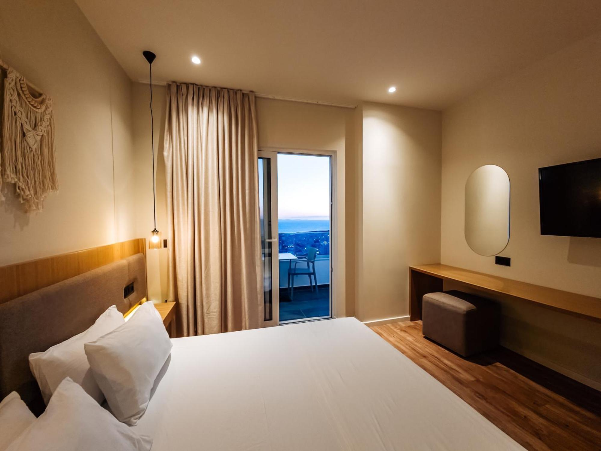 Sunset Shoreline - Sea View - Free Private Parking - Pool Hotel Saranda