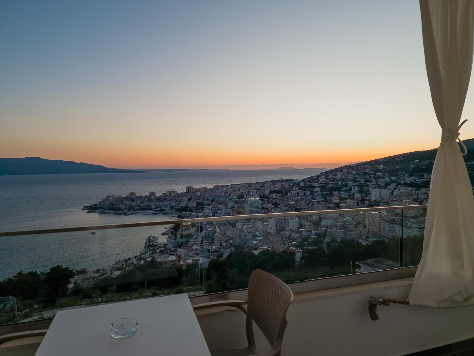 Sunset Shoreline - Sea View - Free Private Parking - Pool 4* Saranda