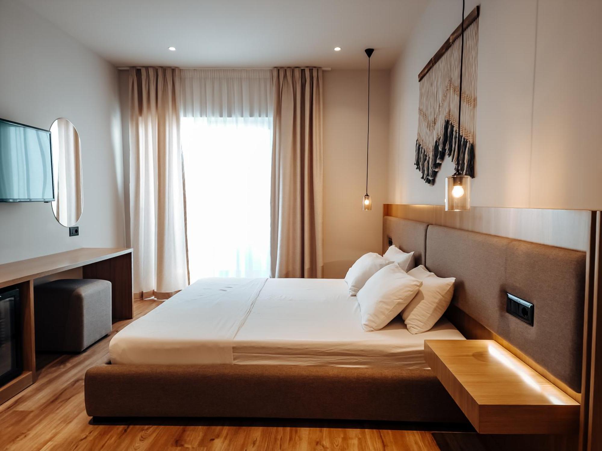 Hotel Sunset Shoreline - Sea View - Free Private Parking - Pool Saranda