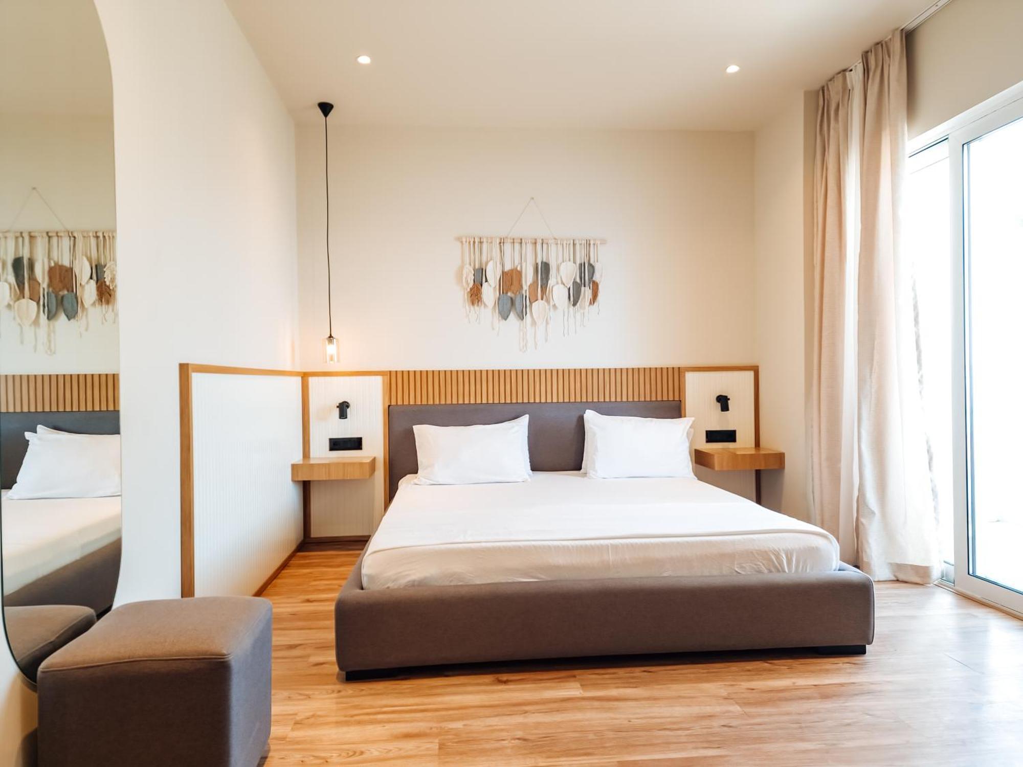 Sunset Shoreline - Sea View - Free Private Parking - Pool Saranda