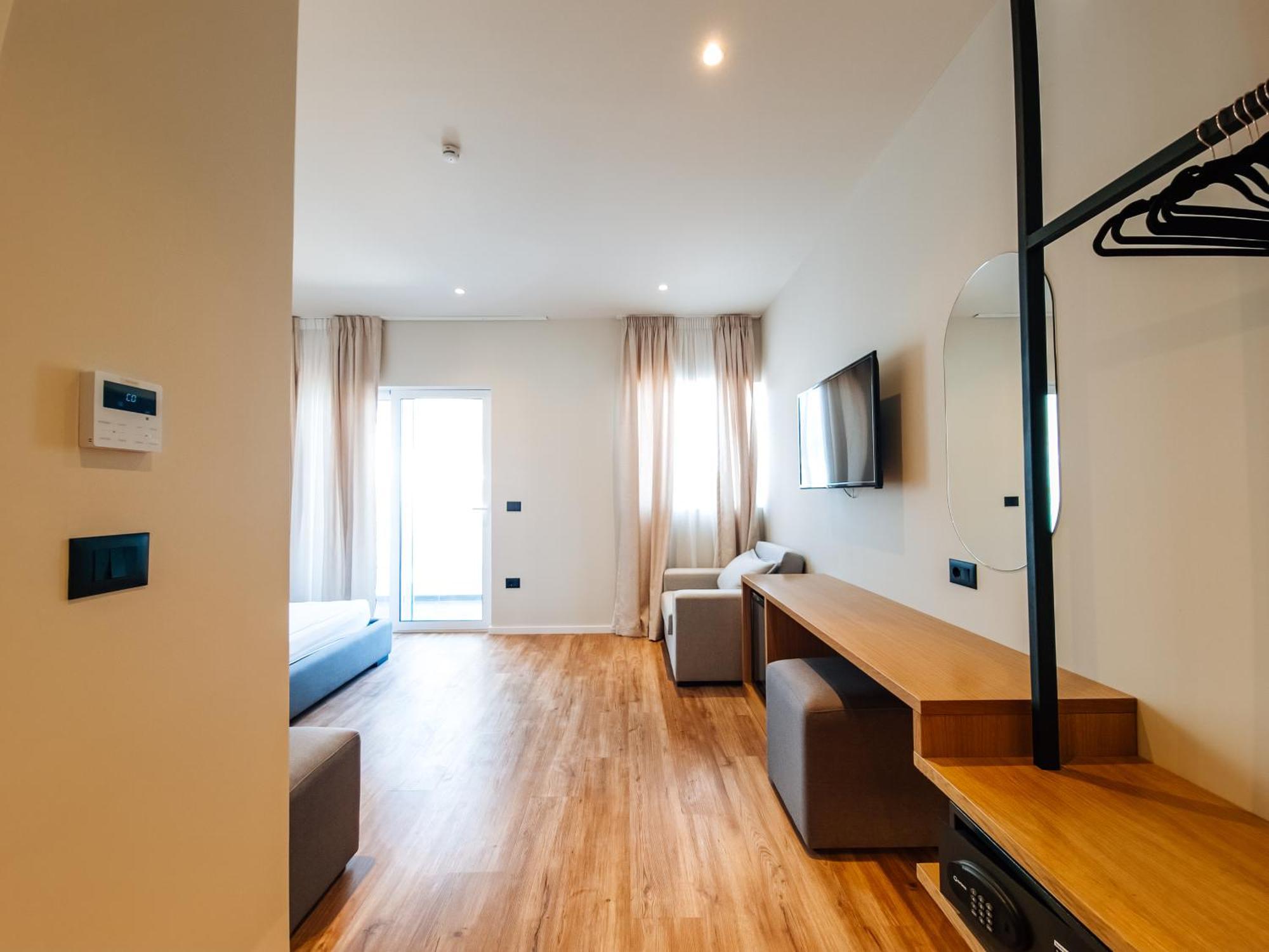 Sunset Shoreline - Sea View - Free Private Parking - Pool Hotel Saranda