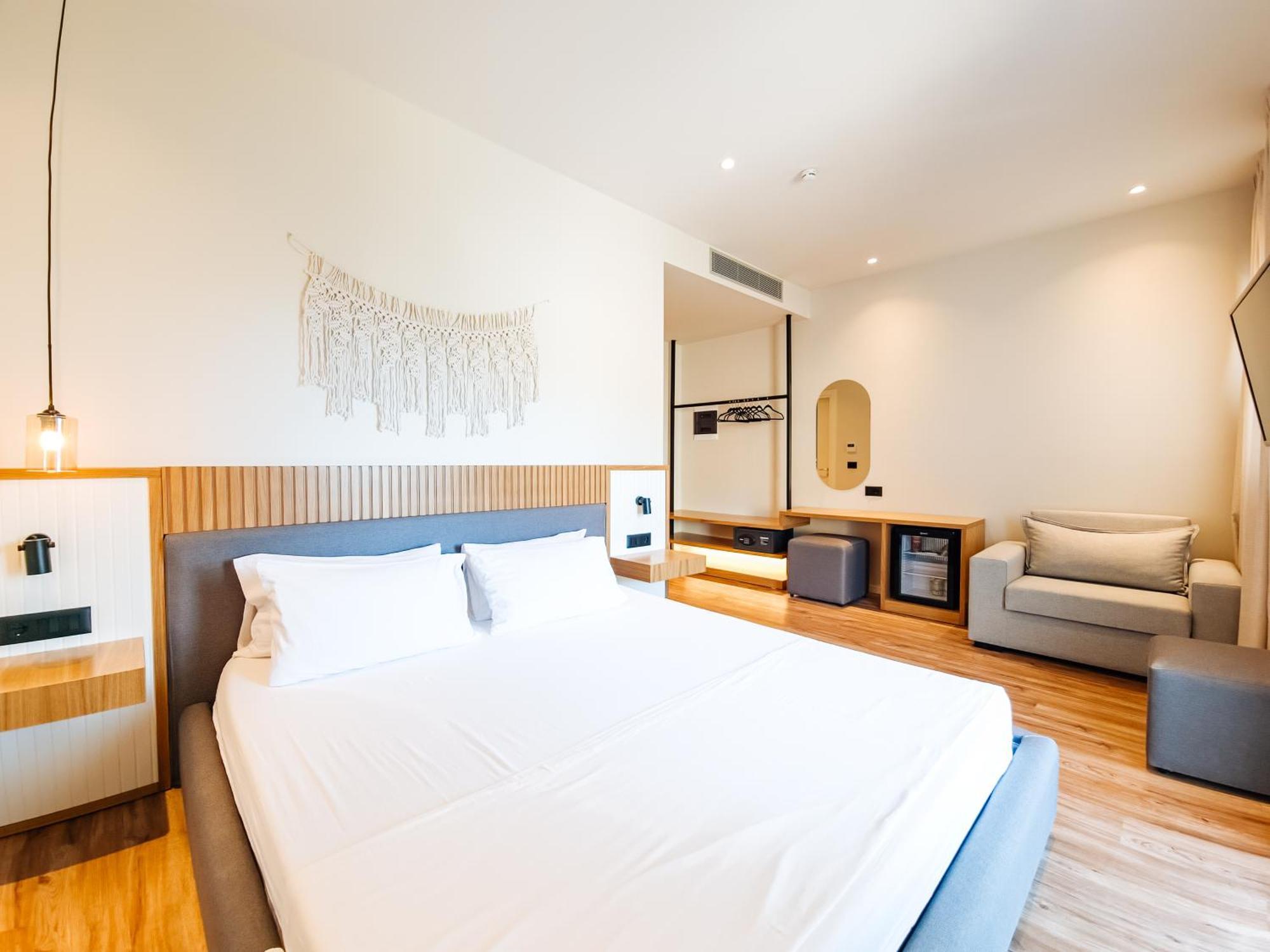 Sunset Shoreline - Sea View - Free Private Parking - Pool Hotel 4*