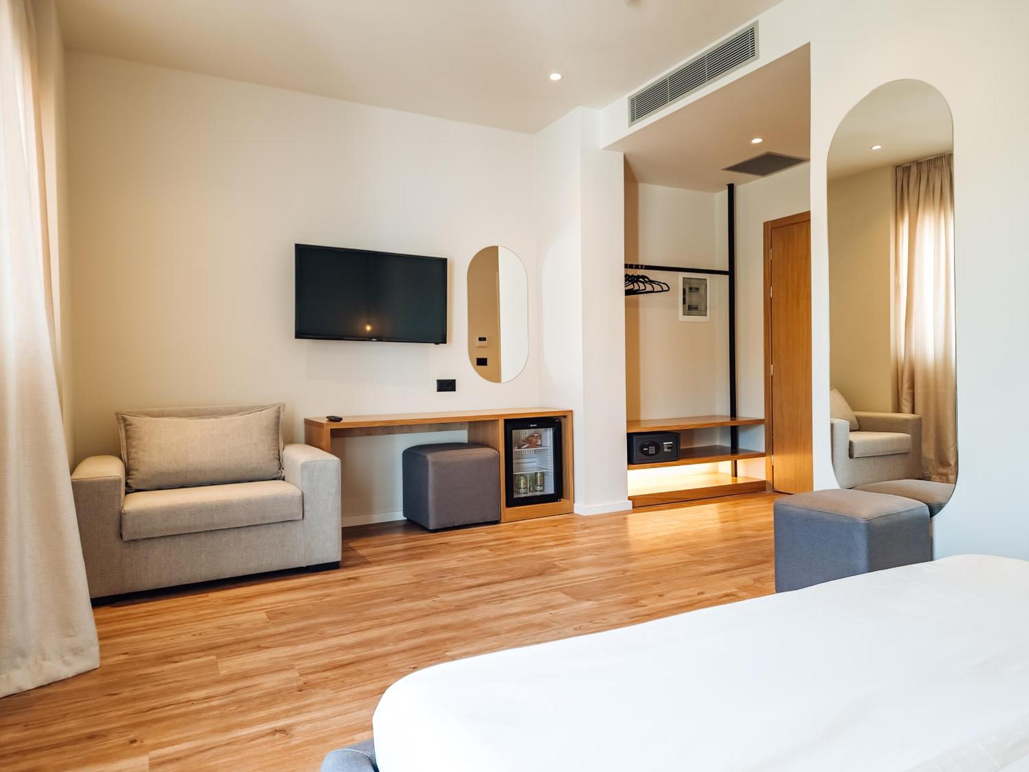 Sunset Shoreline - Sea View - Free Private Parking - Pool 4* Saranda