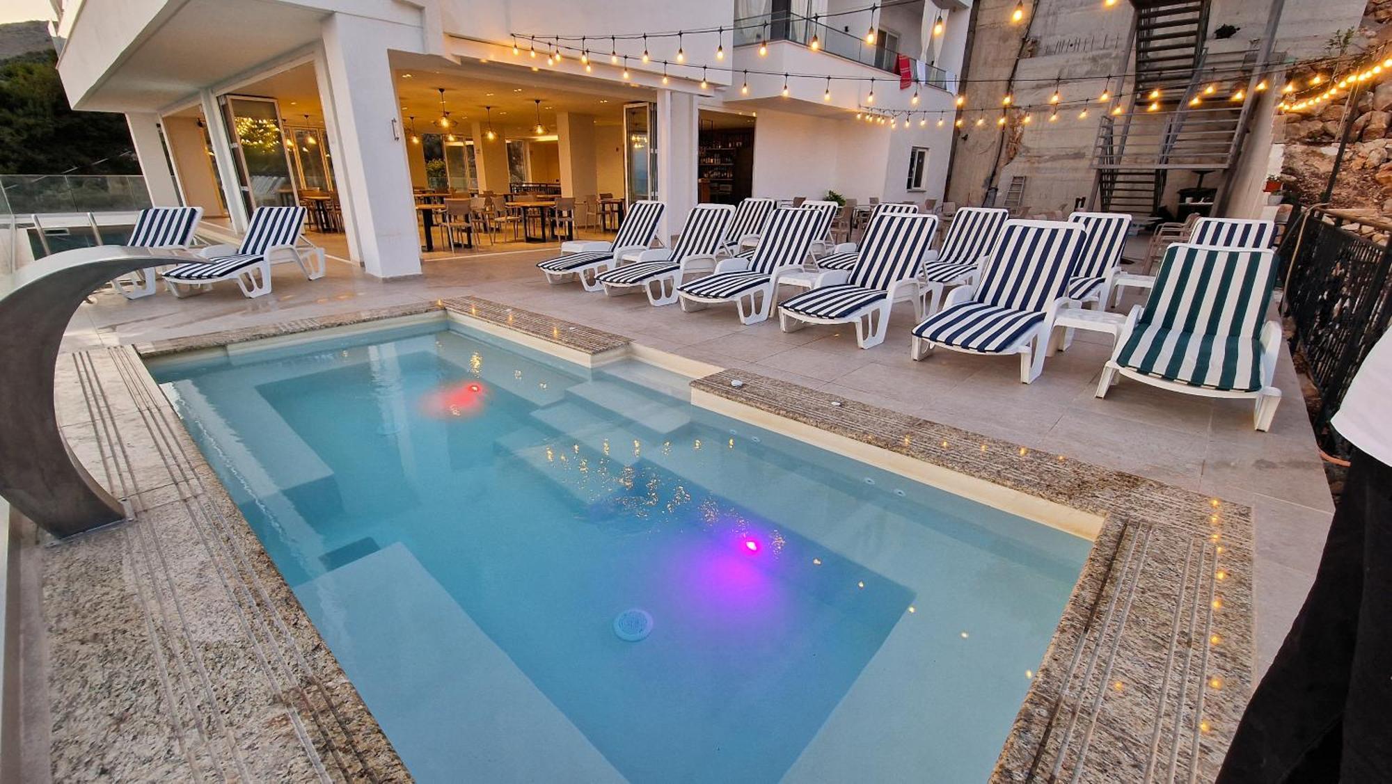 Sunset Shoreline - Sea View - Free Private Parking - Pool Hotel Saranda